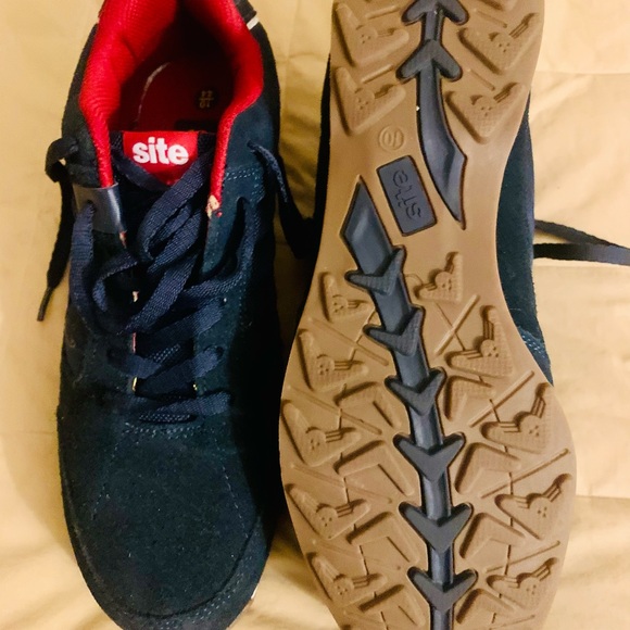 Men's Navy and Red Sneakers - Picture 3 of 3